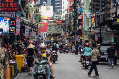 Ho Chi Minh Şehri, Vietnam - 22 Haziran 2025: İnsanlar ünlü Bui Vien Gece Hayatı bölgesini keşfederken günün tadını çıkarıyorlar.