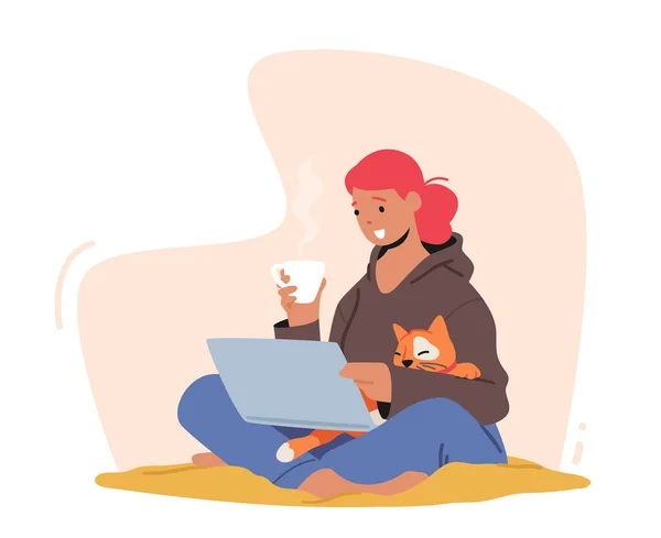 Kobieta siedząca na podłodze w domu pracująca na laptopie z Cat Sleep na rękach. Kobieta Postać Postać Szuka Wideo Z Zwierząt — Wektor stockowy