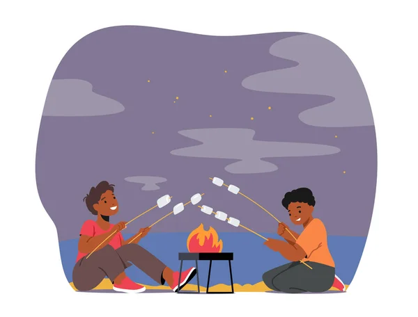 Kid Characters Marshmallow asado en llamas. Amigos de los niños pequeños en el campamento de verano sentados en la hoguera por la noche contando historias — Archivo Imágenes Vectoriales