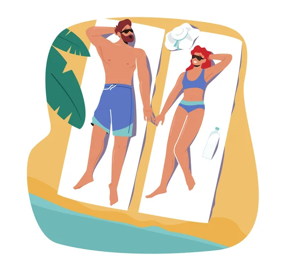 Homme et femme bronzant sur la plage allongé sur un tapis avec crème de protection solaire. Aimer les personnages de couple en vacances — Image vectorielle