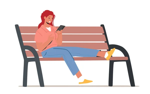 Mujer joven con teléfono móvil. Sonriente personaje femenino sosteniendo el teléfono celular sentado en el banco comunicándose en redes — Archivo Imágenes Vectoriales