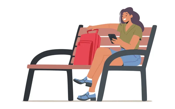 Mulher jovem com telefone celular e mochila sentada no banco. Estudante sorrindo Personagem Feminino Segurando Celular — Vetor de Stock
