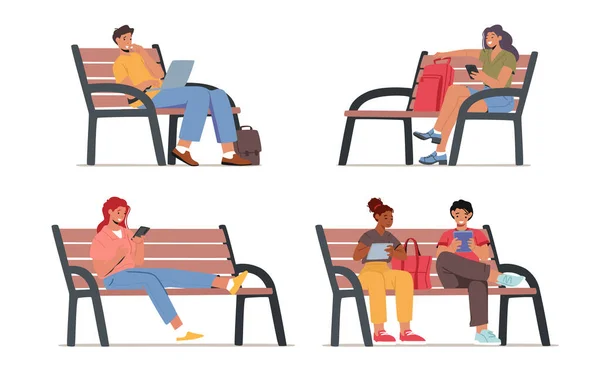 Conjunto de personajes sentados en el banco con gadgets. Hombres y mujeres jóvenes que se comunican en línea en Internet. Medios sociales — Archivo Imágenes Vectoriales
