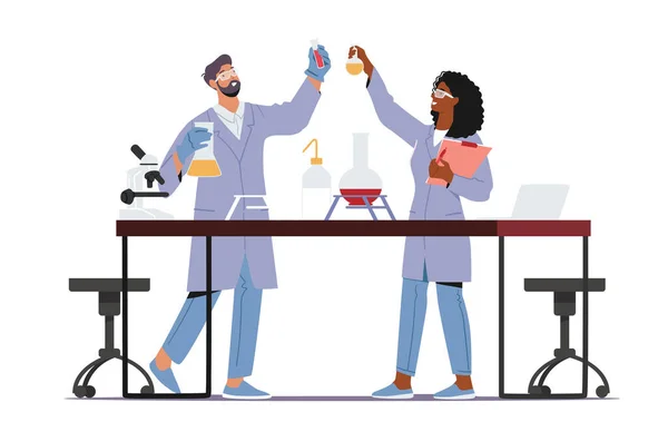 Cientistas vestindo revestimentos de laboratório conduzindo experimentos e pesquisa científica em laboratório. Química Equipa de Ciências —  Vetores de Stock