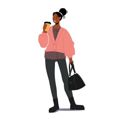 Kahve ve el çantası olan şık bir Afrikalı kız sonbahar sezonu için modaya uygun kıyafetler giyiyor. Kadınlar için Sonbahar Moda Eğilimleri