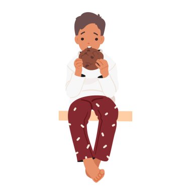 Tatlı Noel çocuğu çocuk çizgi film karakteri çıtır çikolatalı kurabiyeler yiyor geleneksel bayram atıştırmalıkları beyazın üzerinde tek başına oturuyor. Pijama giyen küçük bir çocuk vektör illüstrasyonunun keyfini çıkarıyor.