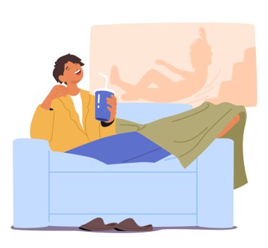 Rahat genç bir adam kanepede oturup, gazoz içerek ve komedi filmlerinde gülerek, evde rahat bir şekilde film izleyip eğleniyor. Hafta sonu eğlence vektörü çizimi