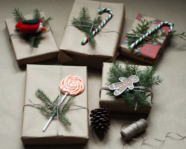 Envoltura Regalo Navidad Rústica Cajas Regalo Navidad Vista Desde Arriba —  Fotos de Stock