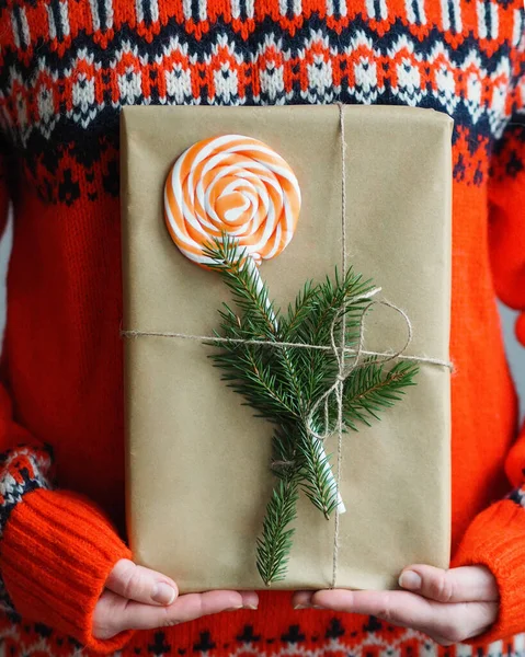 Woman Holding Modern Christmas Present Gift Gift Wrapped Brown Paper — Stockfoto