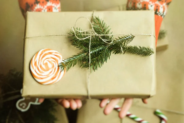 Mujer Sosteniendo Regalo Navidad Moderno Regalo Envuelto Papel Marrón Con —  Fotos de Stock