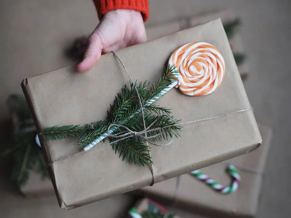 Mujer Sosteniendo Regalo Navidad Moderno Regalo Envuelto Papel Marrón Con —  Fotos de Stock