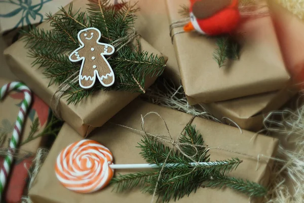 Kırsal Noel Hediyesi Paketi. Noel hediye kutuları. Yukarıdan görüntüle
