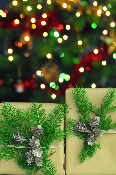 Cajas Regalo Decoraciones Navidad Bajo Hermoso Árbol Navidad Decorado Con — Foto de Stock