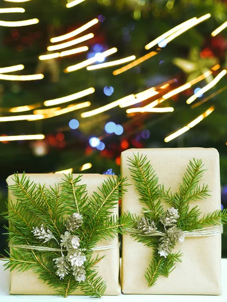 Dárkové Krabice Vánoční Ozdoby Pod Krásným Zdobeným Vánočním Stromečkem Světly — Stock fotografie
