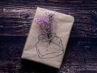 Hediye paketi. Tahta arka planda bir hediye kutusu..