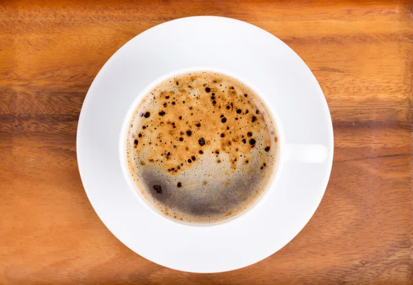 Pohled shora na šálek černé kávy na dřevěné — Stock fotografie