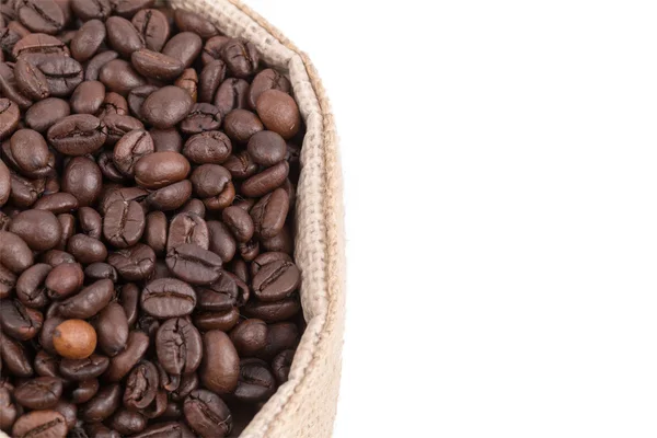 Koffiebonen in zak geïsoleerd op witte achtergrond — Stockfoto