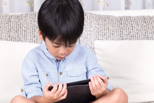 Menino brincando com tablet digital — Fotografia de Stock