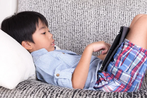 Pojke leker med digital tablet — Stockfoto