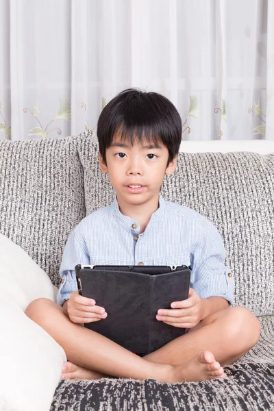 Junge spielt mit digitalem Tablet — Stockfoto