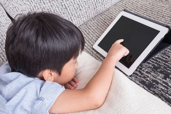 Pojke leker med digital tablet — Stockfoto