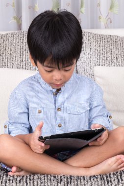 Dijital tablet ile oynayan çocuk