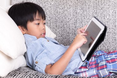 Dijital tablet ile oynayan çocuk