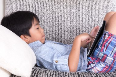 Dijital tablet ile oynayan çocuk