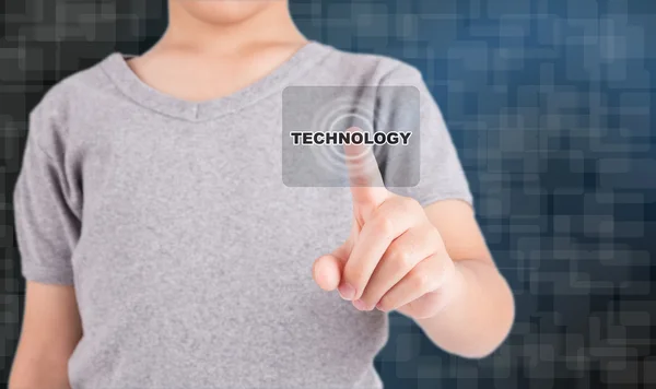 Hand technologie knop te duwen op een touch-screen interface — Stockfoto
