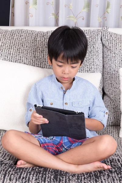 Junge spielt mit digitalem Tablet — Stockfoto