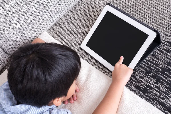 Junge spielt mit digitalem Tablet — Stockfoto