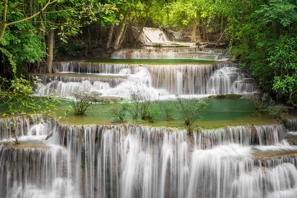 Hermosa cascada en el bosque de otoño —  Fotos de Stock