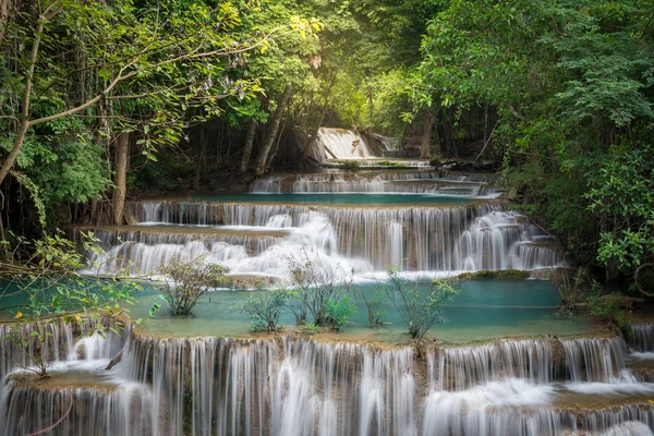 Thajsko vodopád v Kanchanaburi (Huay Mae Kamin) — Stock fotografie