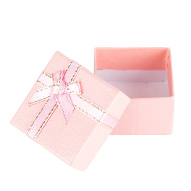 Beyaz arkaplanda izole edilmiş kurdele yaylı pembe hediye kutusu