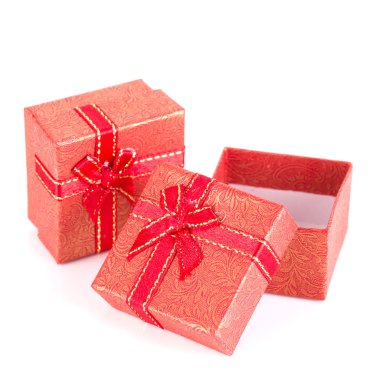 şerit yay üzerinde beyaz izole kırmızı hediye kutusu