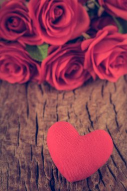 Sevgililer Günü arkaplanı kalpler ve çiçeklerle