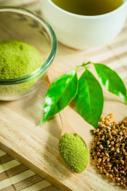 Bambu peçete doku üzerinde toz yeşil çay