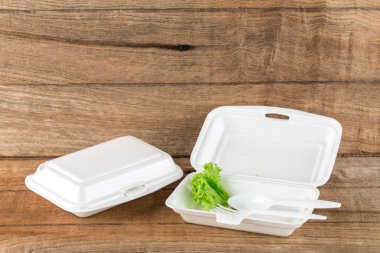 köpük kutuları yemekten arta artıkları ile