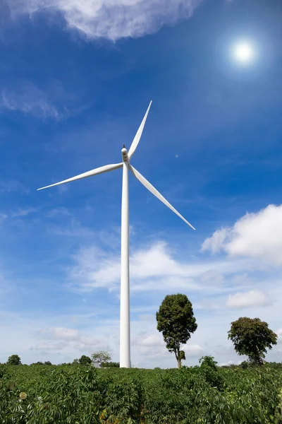 Větrná turbína farmu s slunečního záření — Stock fotografie