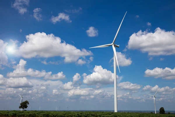 Granja de aerogeneradores con luz solar — Foto de Stock