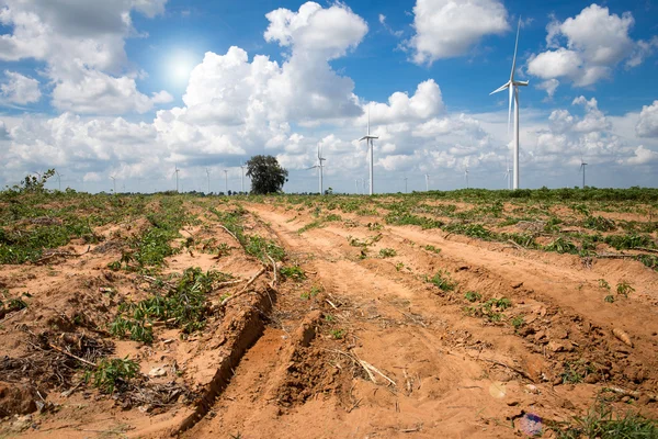 Arka plan gökyüzü manyok üzerinde alternatif enerji için rüzgar türbini — Stok fotoğraf