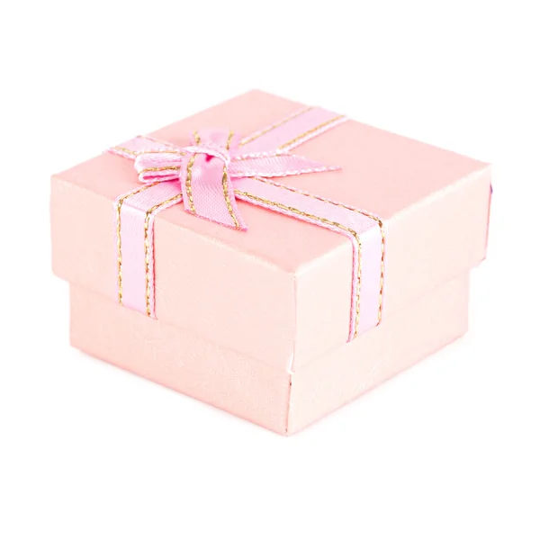 Rózsaszín ajándék doboz szalaggal íj elszigetelt fehér háttér — Stock Fotó
