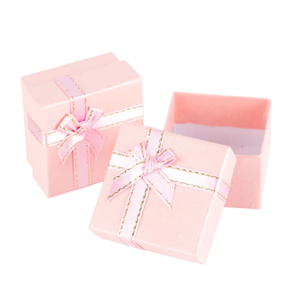 Caixa de presente rosa com laço de fita isolado no fundo branco — Fotografia de Stock