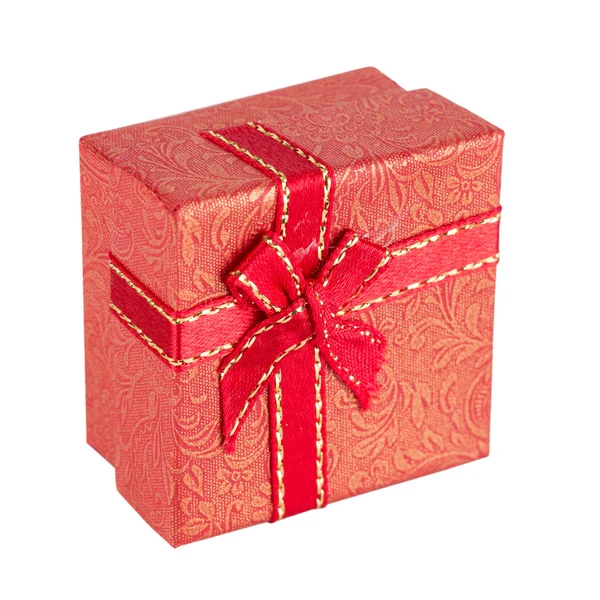 Şerit yay üzerinde beyaz izole kırmızı hediye kutusu — Stok fotoğraf
