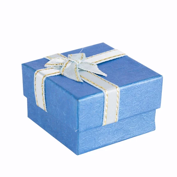 Geschenkbox isoliert auf weiß — Stockfoto