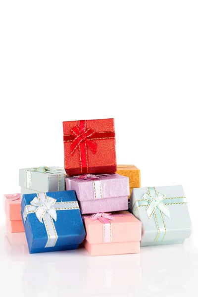 Gift boxes, geïsoleerd op wit met reflectie. — Stockfoto