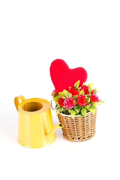 Gieter met bloemen en rood hart — Stockfoto