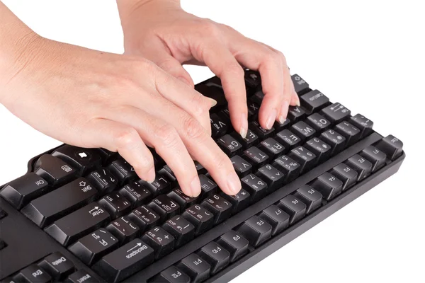 Manos femeninas escribiendo en el teclado de la computadora — Foto de Stock