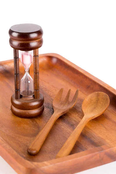 Reloj de arena en un plato con un tenedor y un cuchillo para la comida y el tiempo con — Foto de Stock