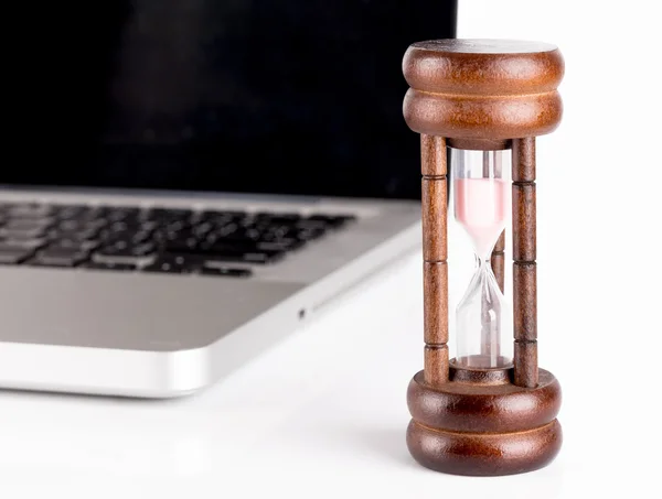 Пісочний годинник з ноутбуком концепція часу — стокове фото